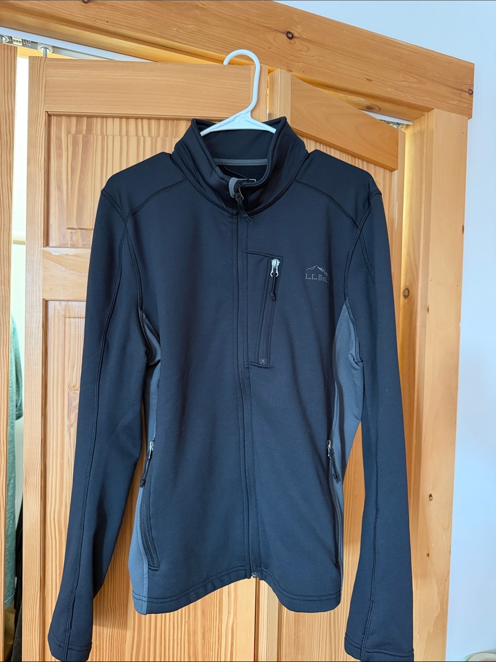 L.L. Bean Men’s size Large zip up - like new